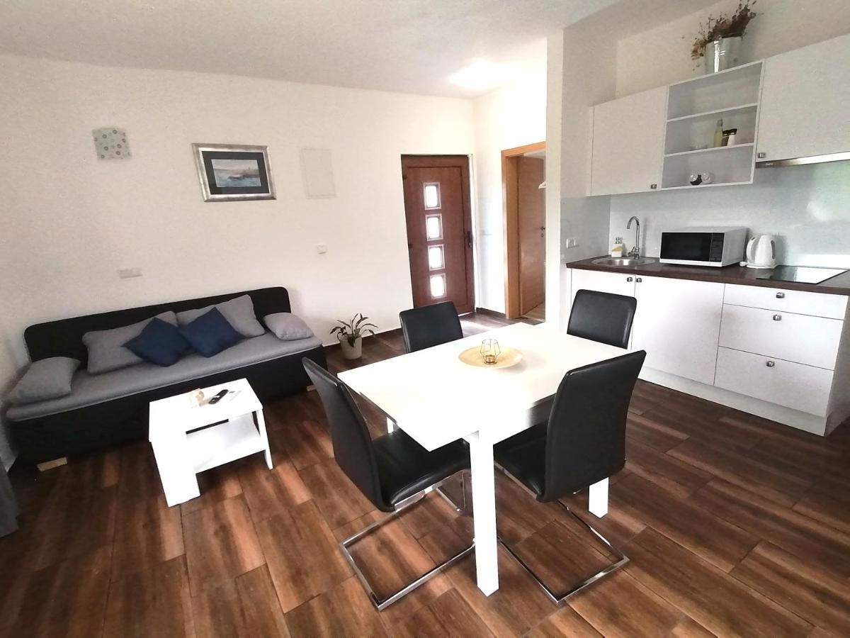 Farma & Apartmani Opg Sasa Delic Korenica Exterior foto