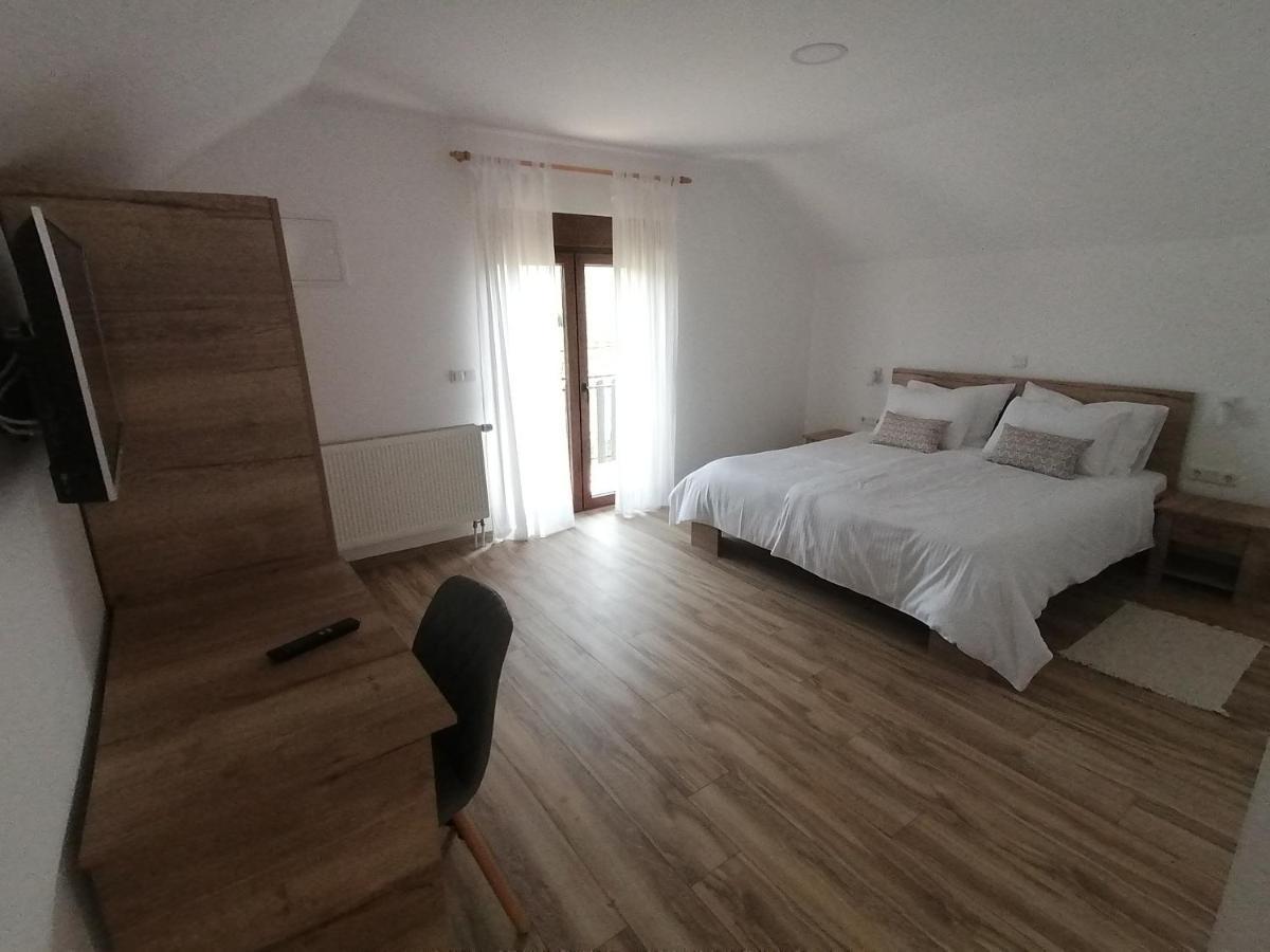 Farma & Apartmani Opg Sasa Delic Korenica Exterior foto