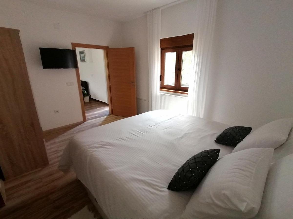 Farma & Apartmani Opg Sasa Delic Korenica Exterior foto